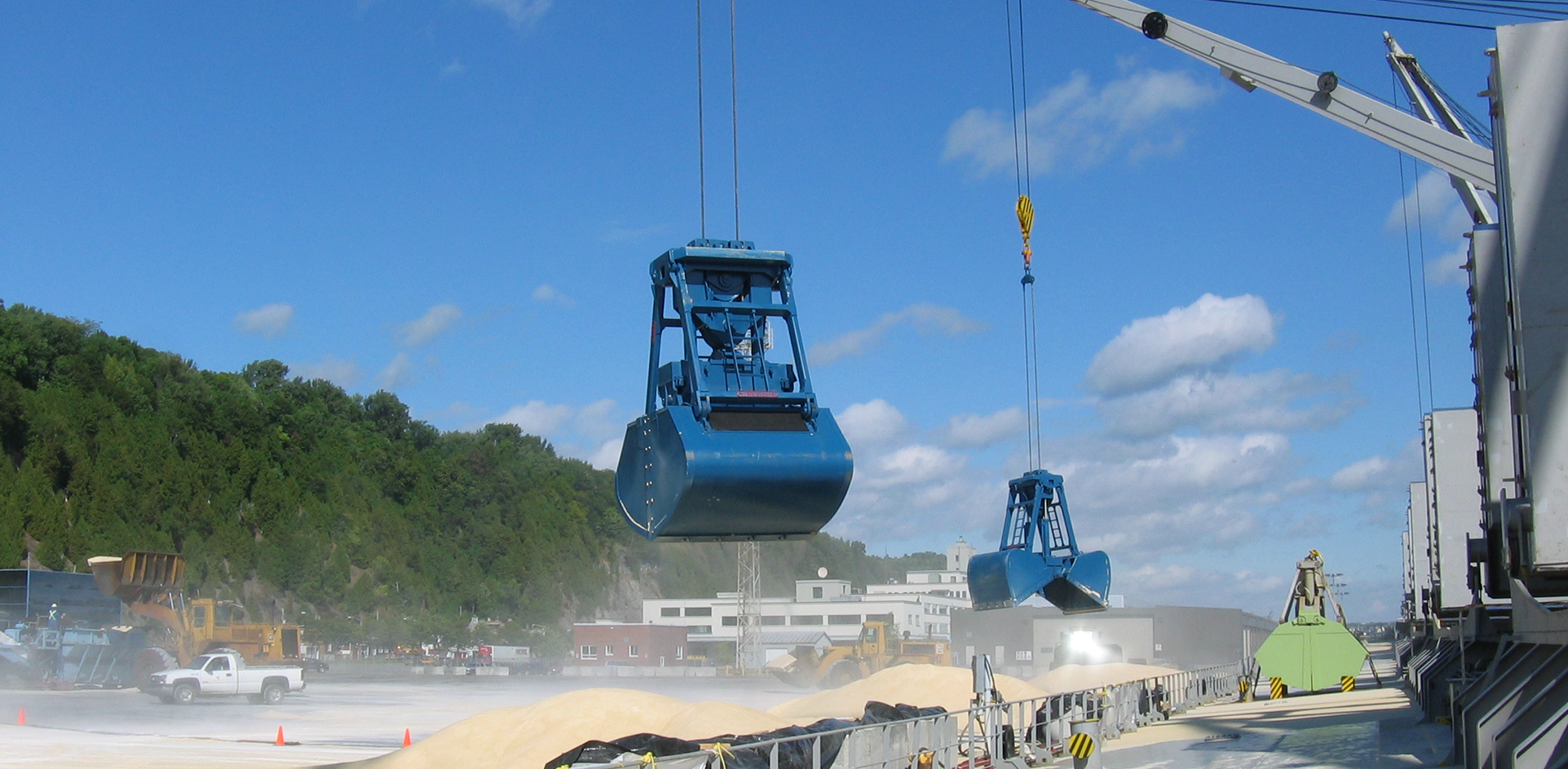 Des bennes électrohydraulique en action sur un chantier