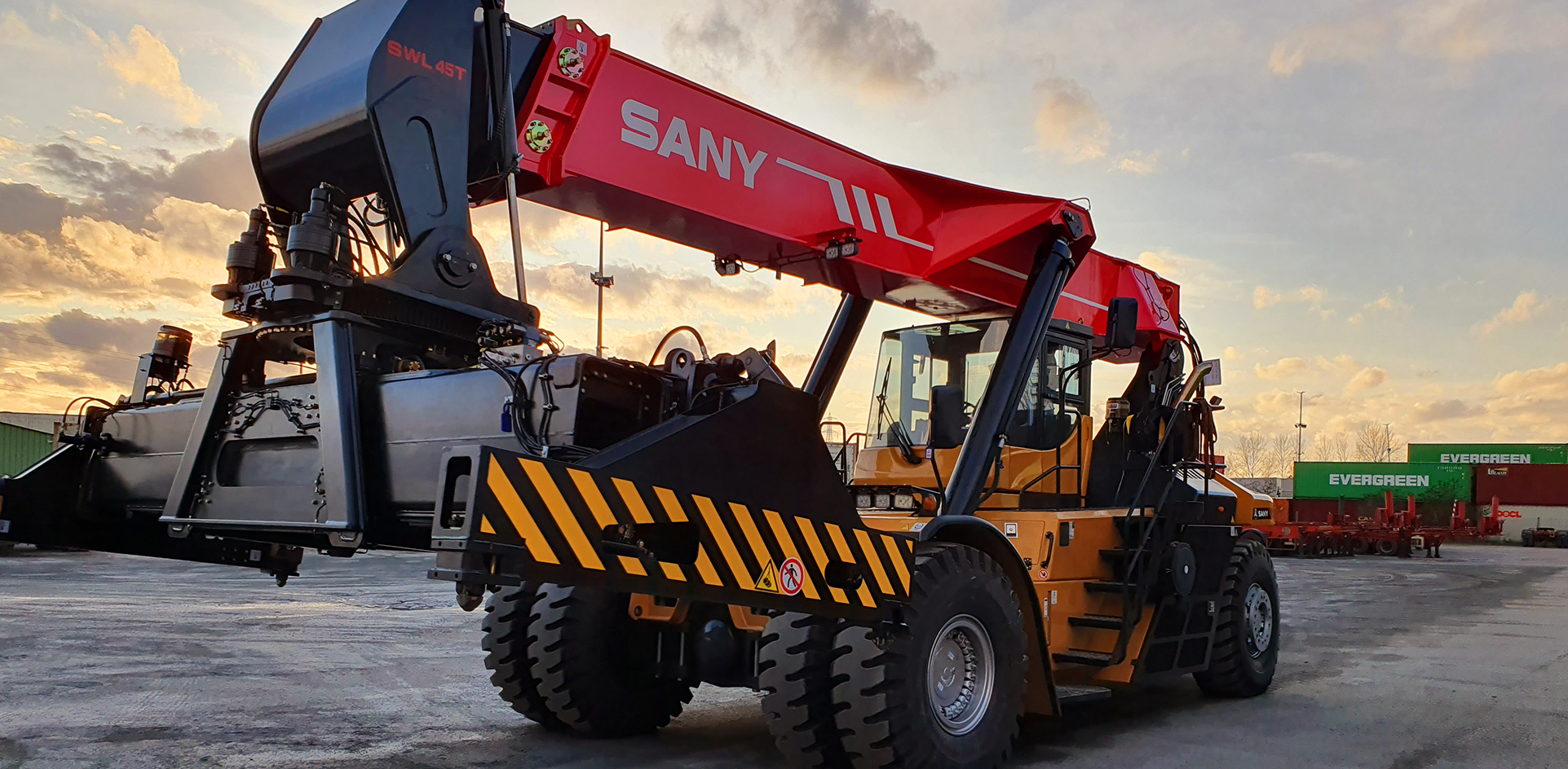 Reach Stacker au coucher du soleil