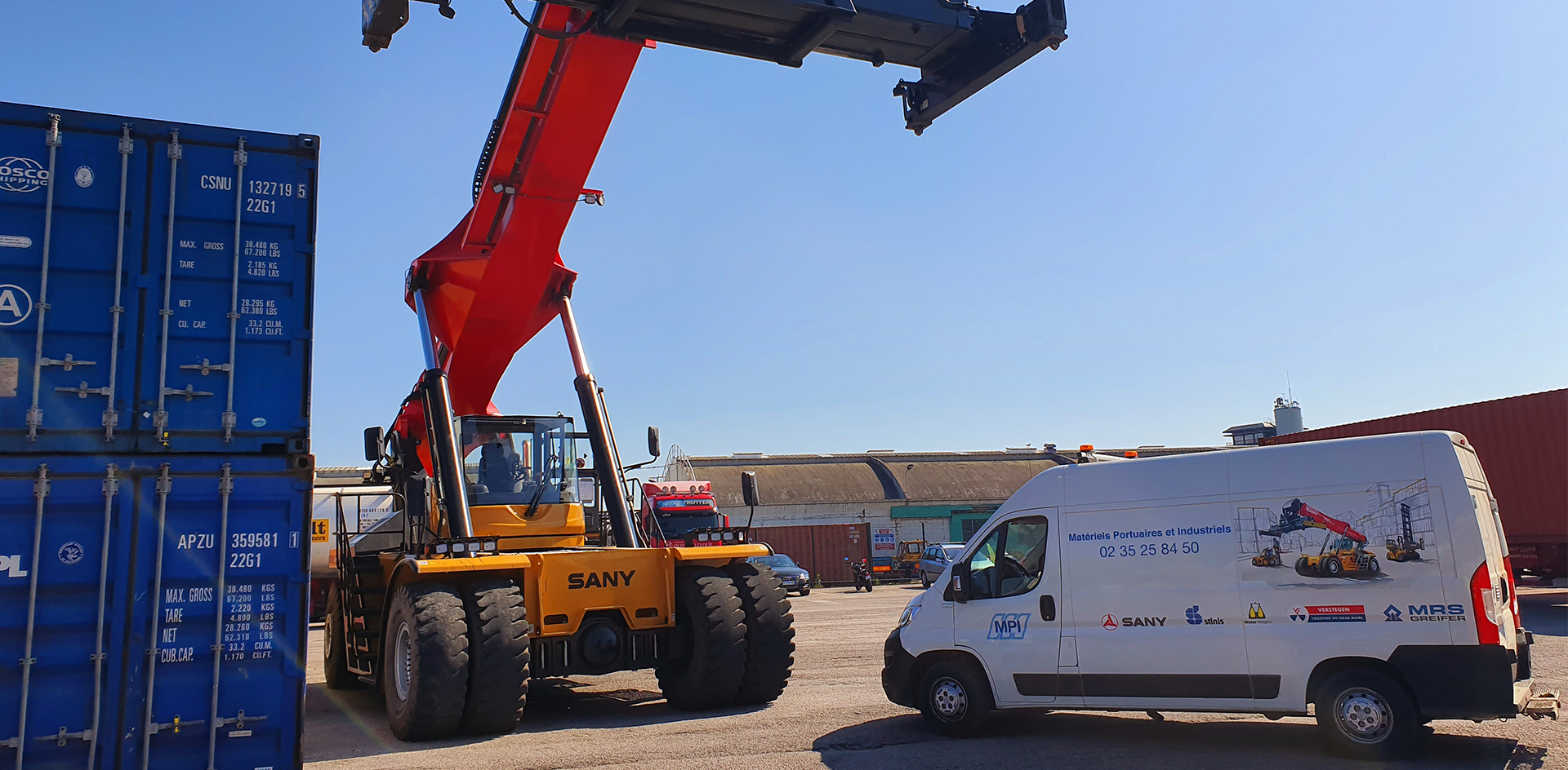 Image d'un Reach Stacker et d'un camion MPI