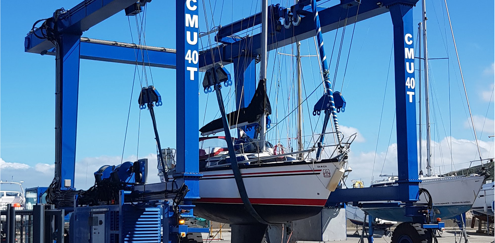 Image d'un élévateur à bateau sur darse.