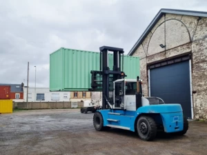 Chariots élévateurs lourds 16T loc MPI avec un conteneur 20'