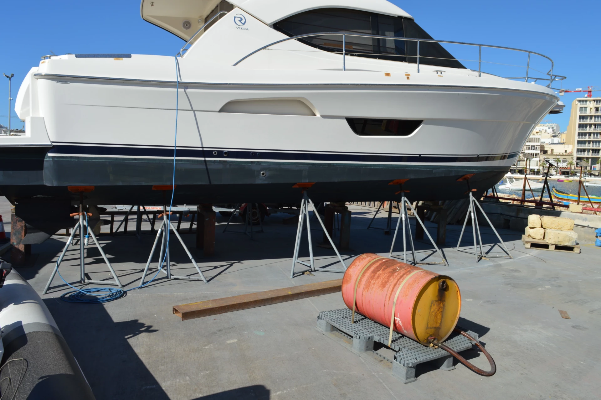 Épontilles pour bateaux Brownell supportant un yacht à moteur sur une aire de carénage